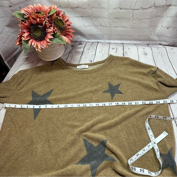 NWT boutique first love by lovelyn Tan Sweater Gray Star Pattern - Picture 12 of 12
